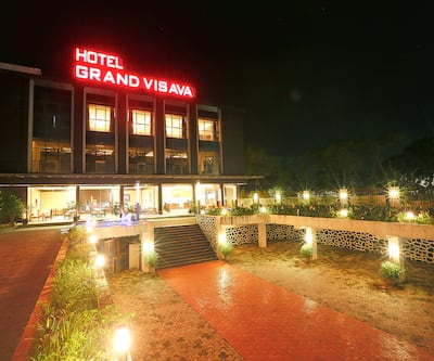 https://imgcld.yatra.com/ytimages/image/upload/t_hotel_yatra_city_desktop/v1476102099/Domestic Hotels/Hotels_Lonavala/Hotel Grand Visava/Night_View.jpg